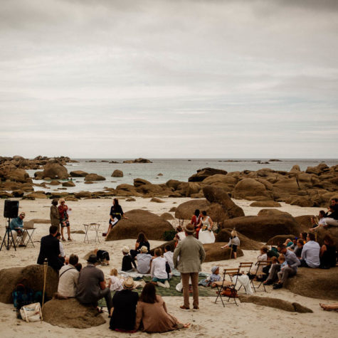 Ceremonie laïque en bord de mer